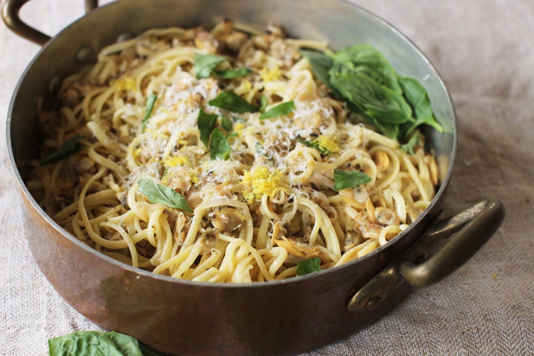 Linguine with walnuts